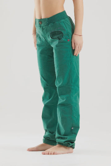 A side view of a person wearing green ONDA SLIM trousers with pockets, an adjustable waistband, and logo embroidery under the back pocket.